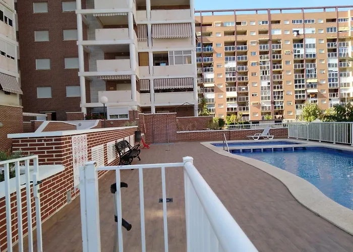 6 Carrer Llevant アパート